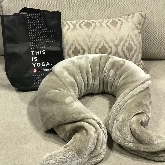 🍁Donated Luxurious champagne plushie blankie🍁 - Picture 9 of 17